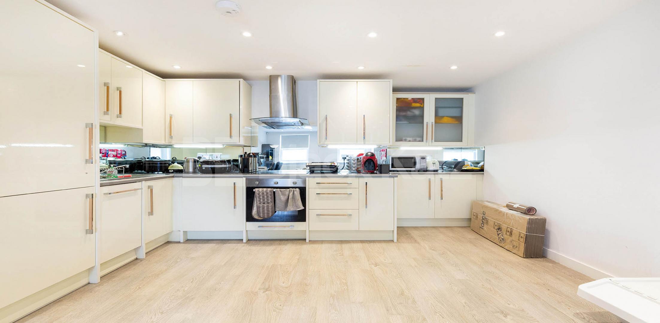 			STUNNING 1 BEDROOM APARTMENT, 1 Bedroom, 1 bath, 1 reception Flat			 Avenue Road, Seven Sisters-Harringay